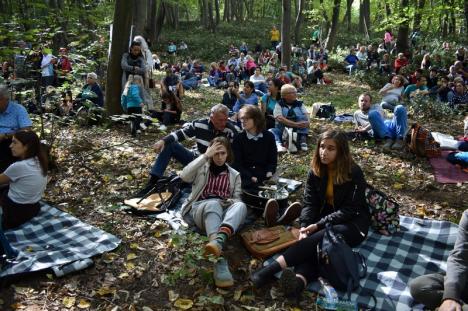 Muzică şi dans, în mijlocul naturii: Sute de bihoreni, spectatorii unui concert simfonic, în pădurea din Băile 1 Mai (FOTO / VIDEO)