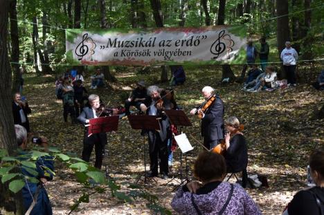 Muzică şi dans, în mijlocul naturii: Sute de bihoreni, spectatorii unui concert simfonic, în pădurea din Băile 1 Mai (FOTO / VIDEO)