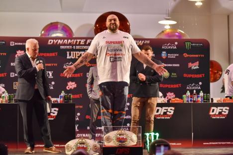 Cântarul oficial Dynamite Fight Show. Confruntarea dintre Sandu Lungu și Micuțu: “Am venit să ne batem, nu să dansăm” (FOTO/VIDEO)