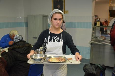 Preasfinţitul Virgil Bercea le-a servit mâncare nevoiaşilor la cantina socială Maria Rosa (FOTO/VIDEO)