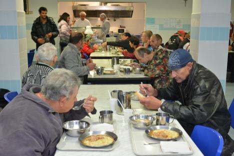 Preasfinţitul Virgil Bercea le-a servit mâncare nevoiaşilor la cantina socială Maria Rosa (FOTO/VIDEO)