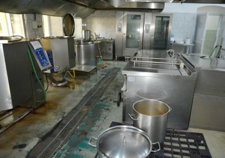 Pentru că nu poate asigura condiţii, Spitalul Municipal Oradea închide bucătăria şi va asigura masa bolnavilor prin catering
