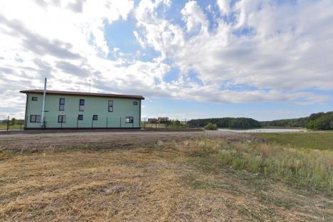 Hogeac pe lac: ABA Crișuri n-are bani pentru baraje, dar și-a construit o pensiune „canton” pe un lac de lângă Oradea (FOTO)