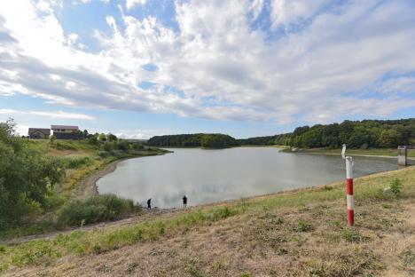 Hogeac pe lac: ABA Crișuri n-are bani pentru baraje, dar și-a construit o pensiune „canton” pe un lac de lângă Oradea (FOTO)