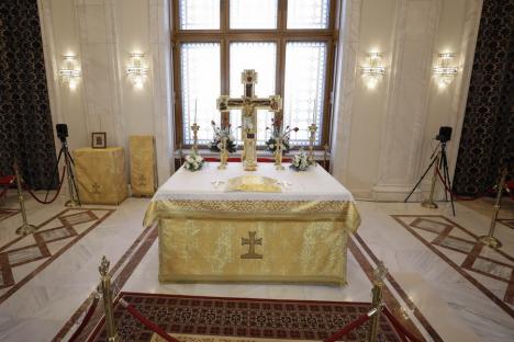 Parlamentarii au unde se ruga. Capela ortodoxă amenajată în Palatul Parlamentului a fost sfințită de Patriarhul Daniel (FOTO)