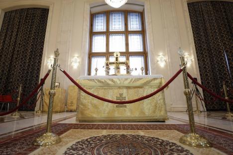 Parlamentarii au unde se ruga. Capela ortodoxă amenajată în Palatul Parlamentului a fost sfințită de Patriarhul Daniel (FOTO)