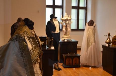'Capriciile Modei' la Muzeul oraşului Oradea. La pas prin istoria modei (FOTO)