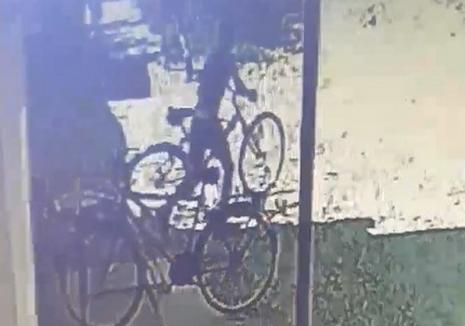Furt „în direct”. Doi copii din Ineu au fost filmaţi în timp ce furau o bicicletă (VIDEO)