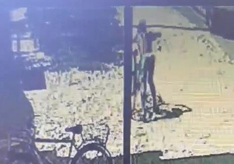 Furt „în direct”. Doi copii din Ineu au fost filmaţi în timp ce furau o bicicletă (VIDEO)