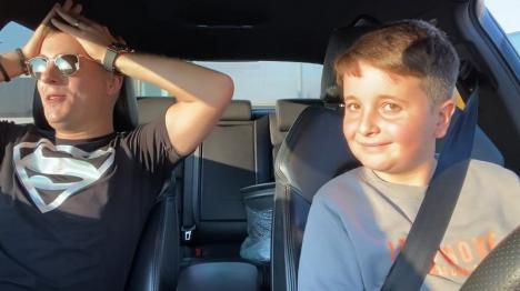 Scandalos: Un vlogger din Oradea a pus un copil de 10 ani să conducă o maşină puternică, în parcarea unui magazin din oraş! (VIDEO)