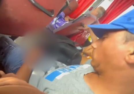Un bărbat din Bihor a fost filmat în timp ce se masturba într-un autobuz plin cu elevi! Ajuns în anchetă, perversul îşi cere scuze pe Facebook (VIDEO)