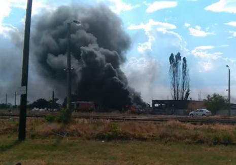 Încă mai ard resturi de deşeuri la depozitul din Salonta. Pompierii intervin (VIDEO)