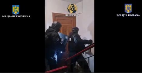 21 de persoane reținute după perchezițiile DIICOT de luni, inclusiv doi bihoreni. Migranții erau scoși din țară în vagoane de marfă ce plecau din Gara Oradea (FOTO/VIDEO)