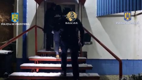 21 de persoane reținute după perchezițiile DIICOT de luni, inclusiv doi bihoreni. Migranții erau scoși din țară în vagoane de marfă ce plecau din Gara Oradea (FOTO/VIDEO)