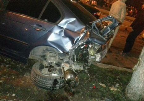 Carambol pe Calea Aradului: Un orădean care a făcut atac cerebral la volan a izbit o maşină în trafic şi alte patru în parcare (FOTO)