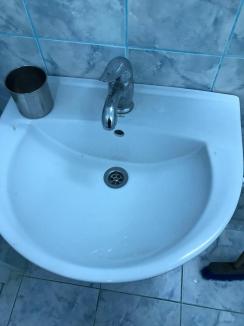 Condiţii inumane reclamate în centrul de carantină din Bihor: Mizerie, saltele cu miros de urină, fără apă, săpun şi dezinfecţie! (FOTO / VIDEO)