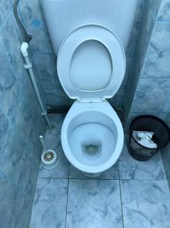 Condiţii inumane reclamate în centrul de carantină din Bihor: Mizerie, saltele cu miros de urină, fără apă, săpun şi dezinfecţie! (FOTO / VIDEO)