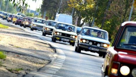 Nostalgie: O caravană de polonezi cu Dacii şi Polski Fiat va trece prin Oradea, refăcând traseul spre Litoralul românesc din anii ’70-‘80