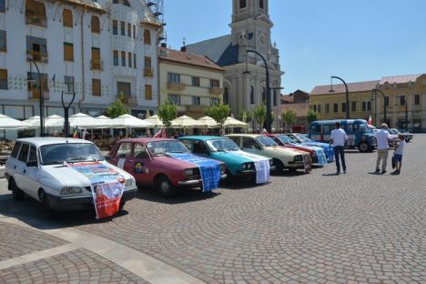 Go, Romania! Paradă de Dacii vechi şi Polski Fiat în Piaţa Uniri din Oradea (FOTO / VIDEO)
