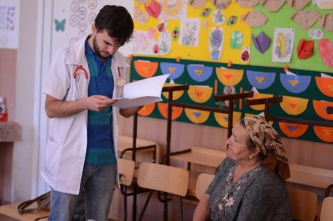 Caravana cu medici, din nou în Bihor: Sătenii din comuna Brusturi au avut parte de consultaţii şi analize gratuite (FOTO)