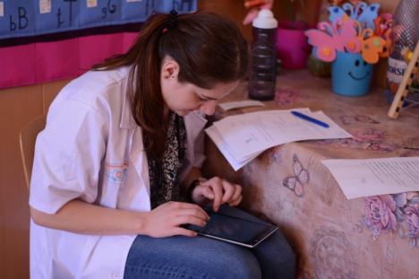 Caravana cu medici, din nou în Bihor: Sătenii din comuna Brusturi au avut parte de consultaţii şi analize gratuite (FOTO)