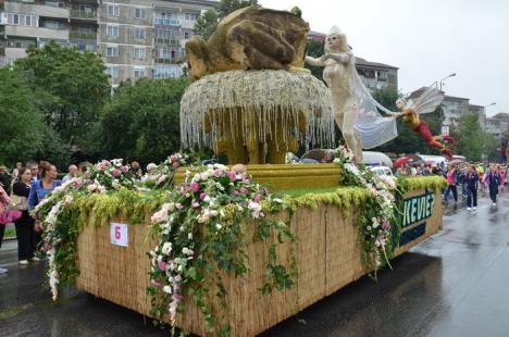 Paradă pe ploaie: Sute de orădeni au ieşit să vadă carele alegorice din Caravana Florilor (FOTO/VIDEO)