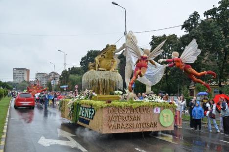 Paradă pe ploaie: Sute de orădeni au ieşit să vadă carele alegorice din Caravana Florilor (FOTO/VIDEO)