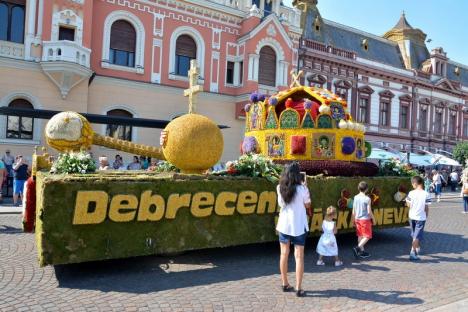 Carnavalul Florilor a ajuns în Piaţa Unirii din Oradea. Pe traseu, copii şi tineri au dansat pe temperaturi de 35 de grade! (FOTO/VIDEO)