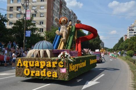 Oradea înflorată: Carele alegorice au colorat străzile oraşului şi Piaţa Unirii (FOTO/VIDEO)