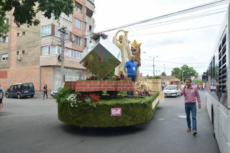 Patru care şi-o 'căruţă'. Consiliul Judeţean şi-a pus emblema pe o remorcă, la Carnavalul Florilor (FOTO/VIDEO)