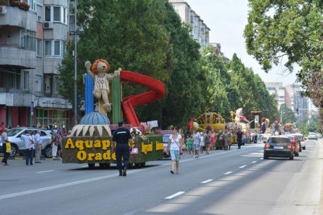 Oradea înflorată: Carele alegorice au colorat străzile oraşului şi Piaţa Unirii (FOTO/VIDEO)