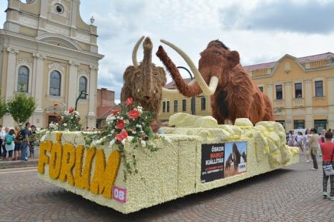 Patru care şi-o 'căruţă'. Consiliul Judeţean şi-a pus emblema pe o remorcă, la Carnavalul Florilor (FOTO/VIDEO)