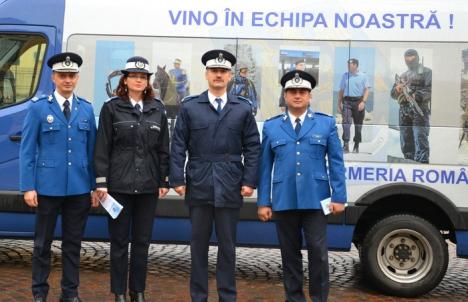 Caravana Jandarmeriei a trecut şi prin Oradea. Jandarmii îşi caută colegi (FOTO/VIDEO)