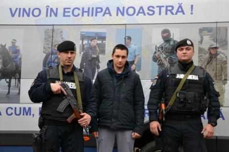 Caravana Jandarmeriei a trecut şi prin Oradea. Jandarmii îşi caută colegi (FOTO/VIDEO)