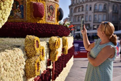 Oradea, Meridianul Zero: O nouă creație florală a atras atenția orădenilor la Parada carelor alegorice (FOTO/VIDEO)