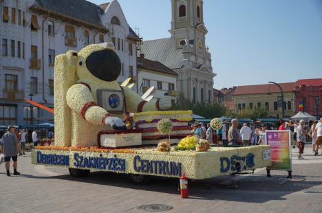 Care alegorice cu libelule, zâne, un astronaut și o vioară, „împletite” din mii de flori, au ajuns în Piaţa Unirii din Oradea (FOTO/VIDEO)