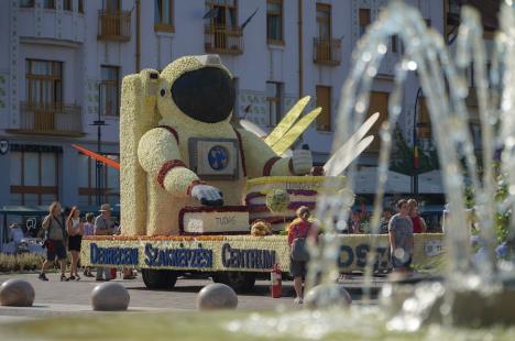 Care alegorice cu libelule, zâne, un astronaut și o vioară, „împletite” din mii de flori, au ajuns în Piaţa Unirii din Oradea (FOTO/VIDEO)