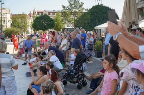 Care alegorice cu libelule, zâne, un astronaut și o vioară, „împletite” din mii de flori, au ajuns în Piaţa Unirii din Oradea (FOTO/VIDEO)