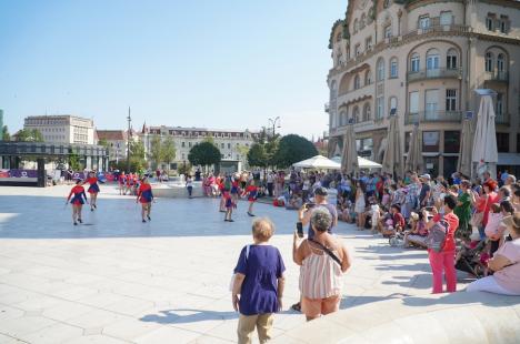 Care alegorice cu libelule, zâne, un astronaut și o vioară, „împletite” din mii de flori, au ajuns în Piaţa Unirii din Oradea (FOTO/VIDEO)