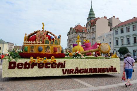 Carele alegorice din flori atrag admiratori în Piaţa Unirii. Vezi programul Zilelor Culturii Maghiare! (FOTO / VIDEO)