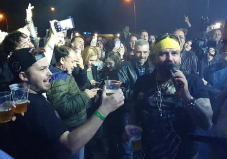Cargo a oprit ploaia la Bers Nova, lângă Oradea. 'Baciu' a coborât în public şi le-a cedat fanilor microfonul... (FOTO/VIDEO)