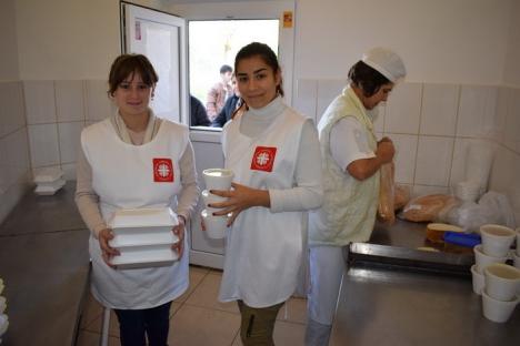 Elevii Colegiului 'Constantin Brâncuşi' au donat alimente pentru cantina Caritas Catolica