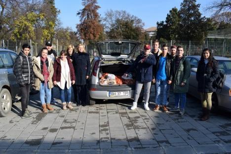 Elevii Colegiului 'Constantin Brâncuşi' au donat alimente pentru cantina Caritas Catolica