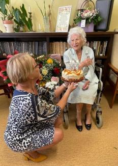 O bunicuţă din Oradea a împlinit 100 de ani. Cine a fost invitat la petrecerea organizată de Caritas Catolica (FOTO)