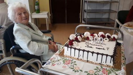 O bunicuţă din Oradea a împlinit 100 de ani. Cine a fost invitat la petrecerea organizată de Caritas Catolica (FOTO)