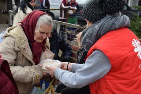 Voluntarii Caritas Catolica au împărţit 150 de porţii de gulaş nevoiaşilor şi navetiştilor lângă Gară (FOTO)