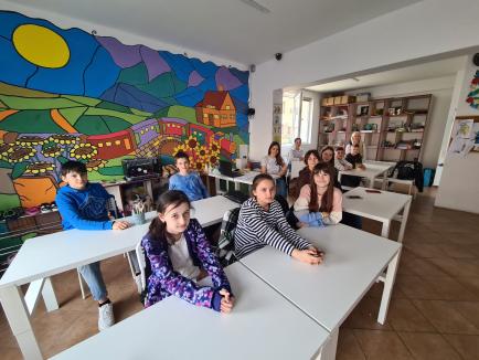 Școală ca acasă: Circa 20 de elevi ucraineni de gimnaziu învață într-un centru deschis de Asociația Caritas Eparhial în Oradea