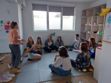 Ucrainenii din Oradea primesc consiliere psihologică și învață limba română. Li se organizează și ateliere de cusut sau grădinărit (FOTO)