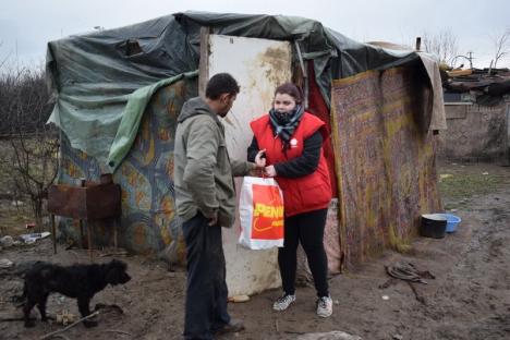 Caritate îngreunată: Voluntarii Caritas Catolic s-au împotmolit în noroi când au mers cu alimente la familiile care trăiesc lângă groapa de gunoi