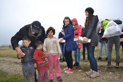 Episcopul Bercea, la hanorac şi cu bască: Preasfinţitul a vizitat, alături de elevi, familiile care locuiesc la groapa de gunoi a Oradiei (FOTO)